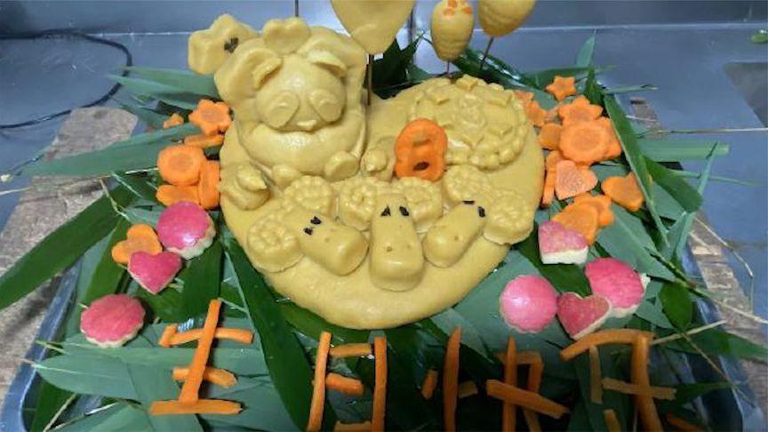 【有“小萌兰”蛋糕！大熊猫“萌兰”生日会：雨中惬意啃竹笋】今天（7月4日）是大熊