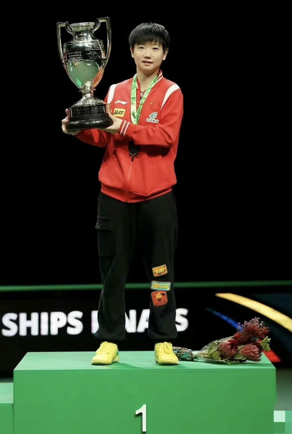 莎莎的破洞裤找到出处了。
还记得早年莎莎穿着可爱的补丁裤去领奖，还不止一次的穿着