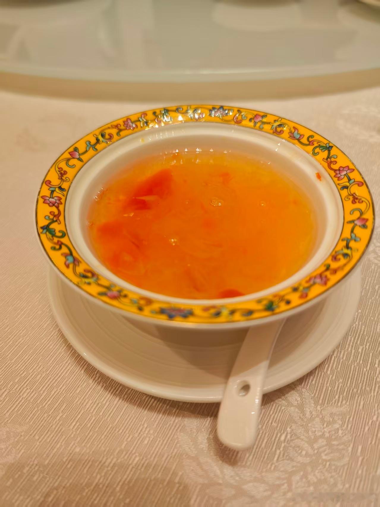 赶场中午刚带着部门加班的小朋友兄友弟恭的吃完鸡煲（花费¥400+），下班后晚上又