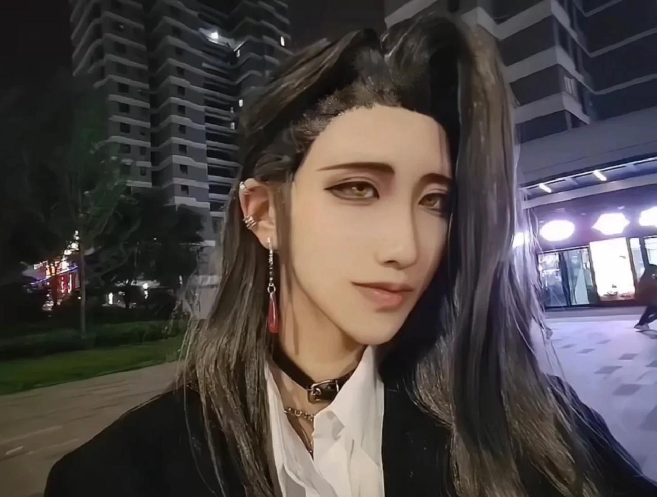 躲什么，今天高兴么…     