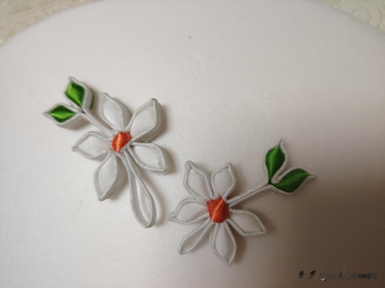 42岁幼师创业 今天做完了一颗旗袍的扣子，从网上买的材料包，自己制作的，希望中年