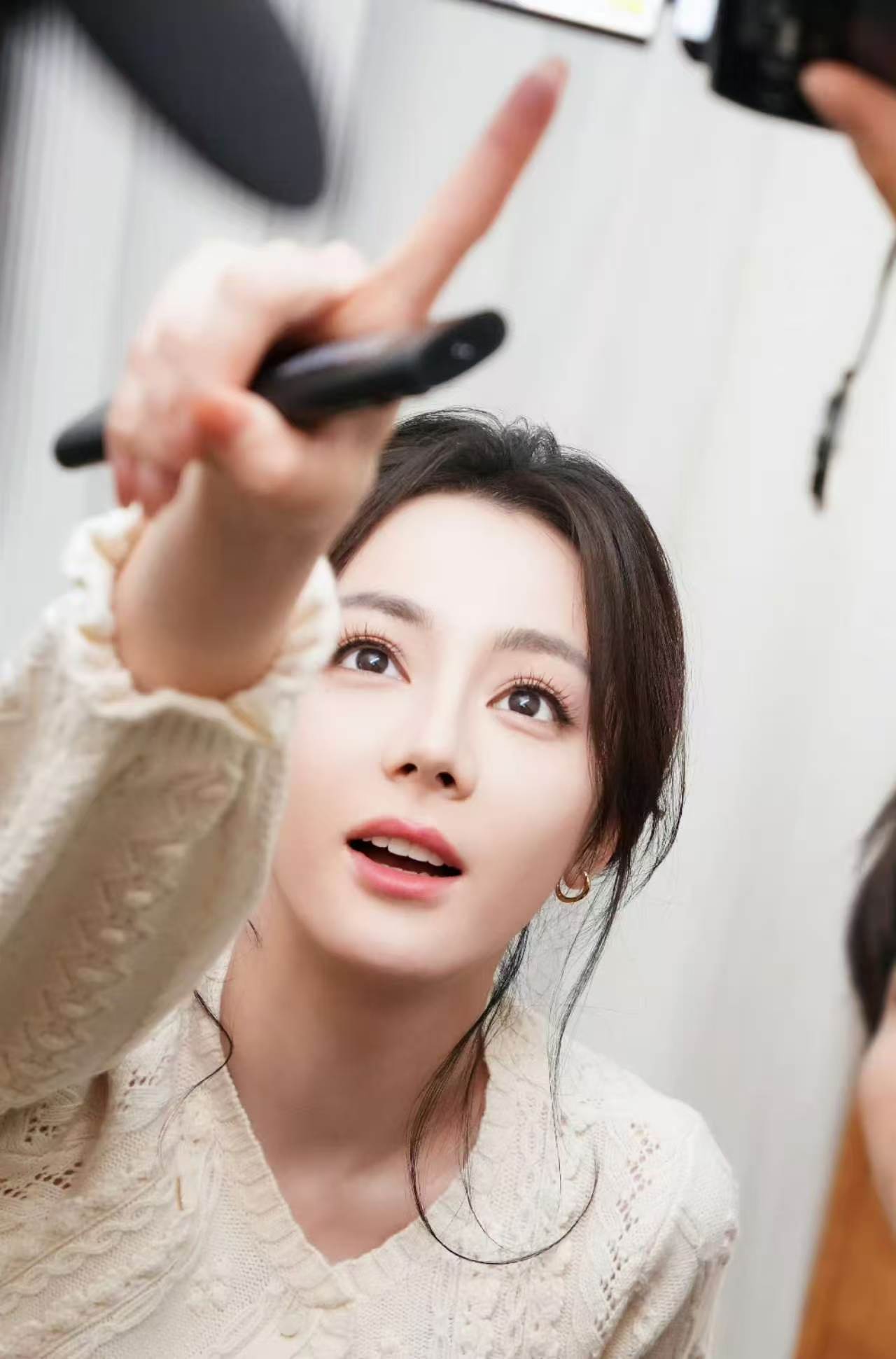 迪丽热巴的姐感要冲出屏幕了 戏内角色气场拉满，戏外本人从容有范，和陈飞宇搭档化学