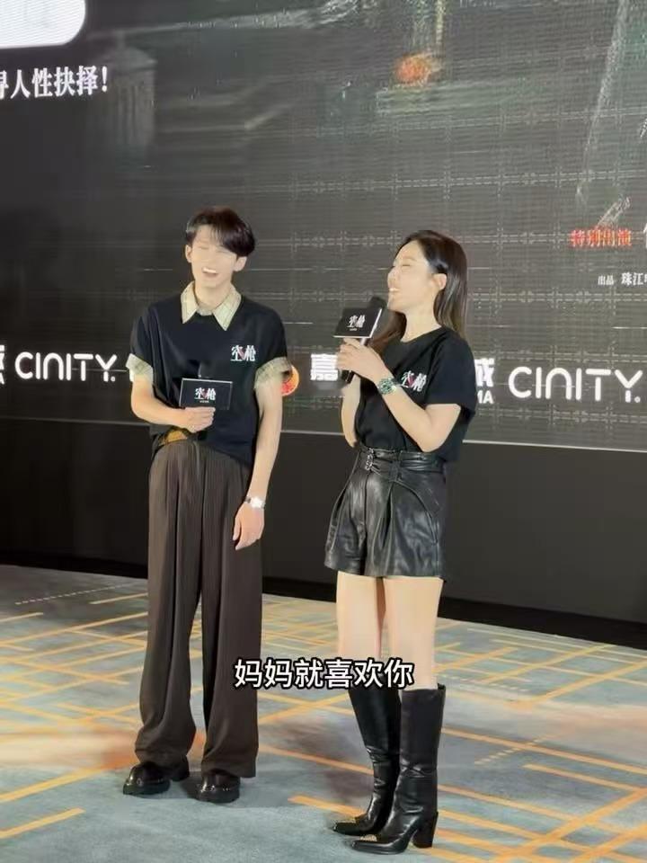 李施嬅妈妈夸檀健次帅电影空枪没有刻意的宣传话术，就是分享家里的真实小事，李施嬅这