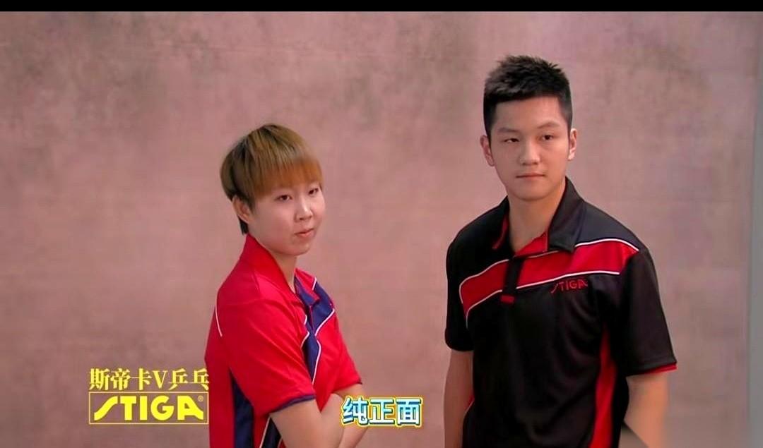 跟别的姑娘合影，他拘谨得像个第一次参加集体活动的新兵，手都不知道往哪儿放。
摄影