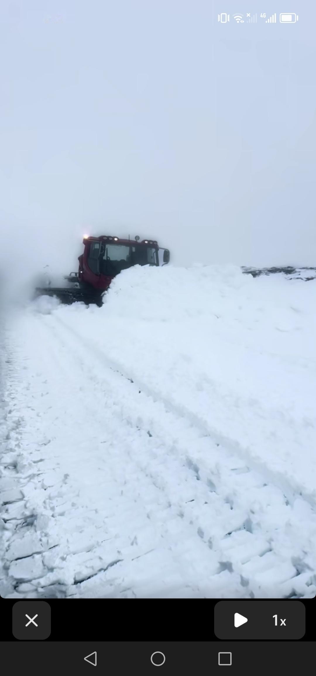 昨天吉林长白山下起了很大的雪，通往天池方向的公路上，有清雪车在奋力清雪，景区也因