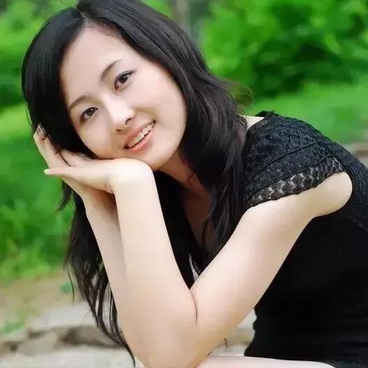 阳光明媚的午后，微笑的姑娘在绿意盎然中静坐。秋日小憩照 花树上的小憩 禅意静坐 