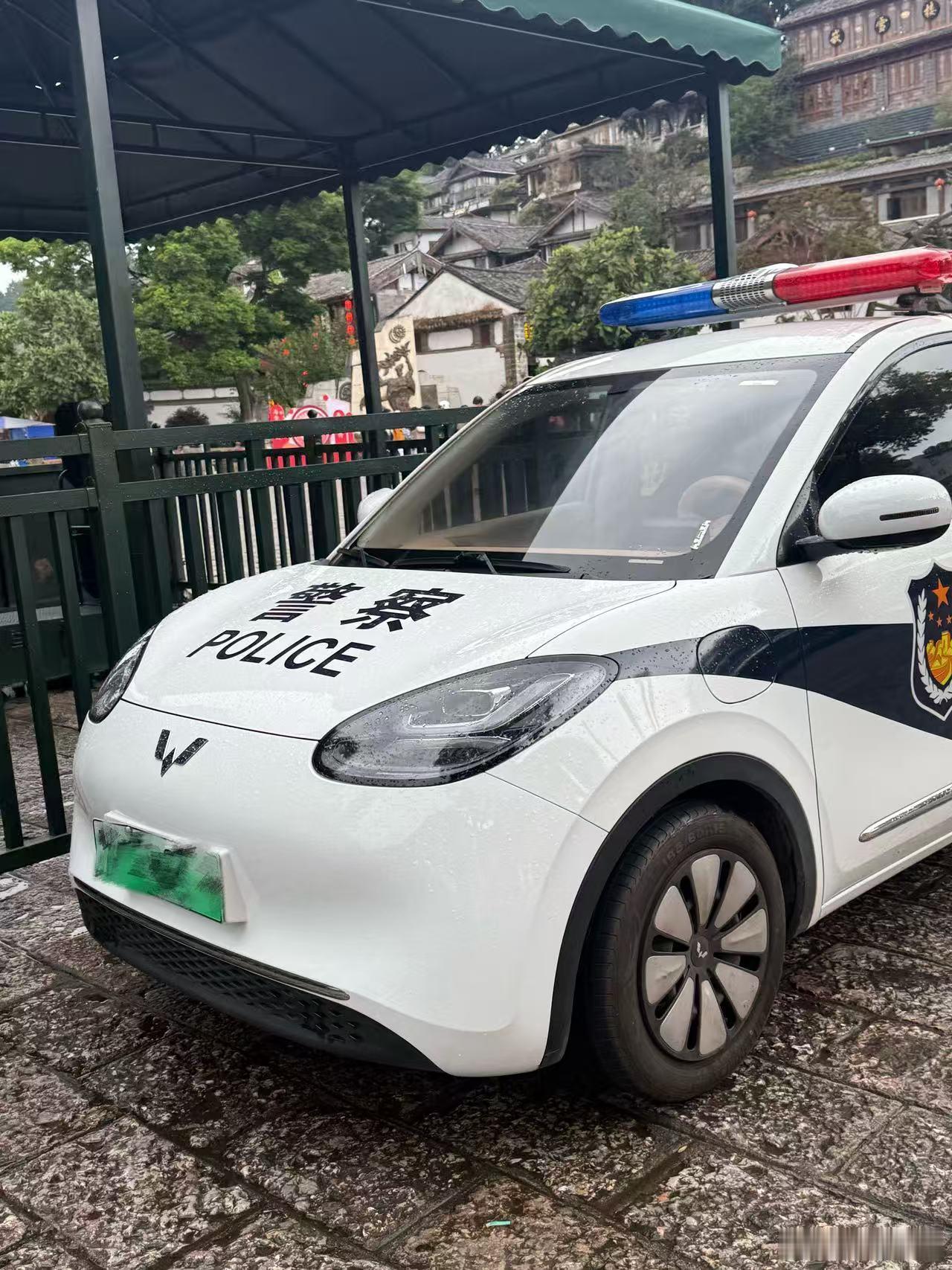 看我发现了啥哈哈哈哈哈，这警车有点萌啊。五菱缤果摇身一变成了“黑猫警长”，圆滚滚