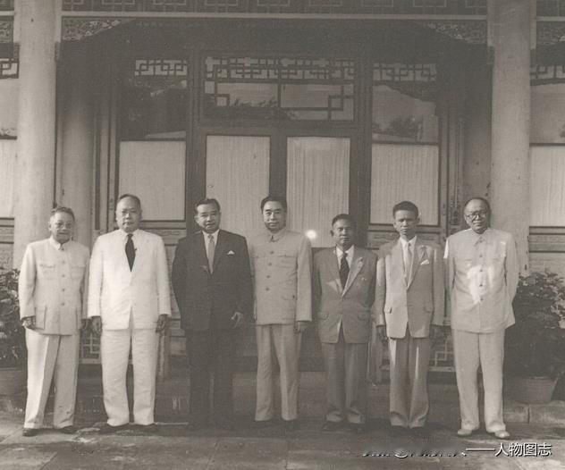1956年8月21日，张闻天(右一)陪同周恩来总理(中)会见以梭发那·富马首相为