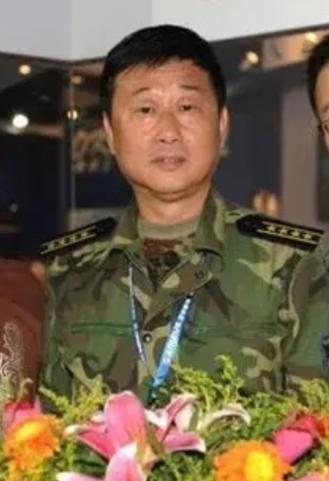 1993年，一名俄罗斯的试飞教官指着中国试飞员问：“你们来干什么？”试飞员认真回