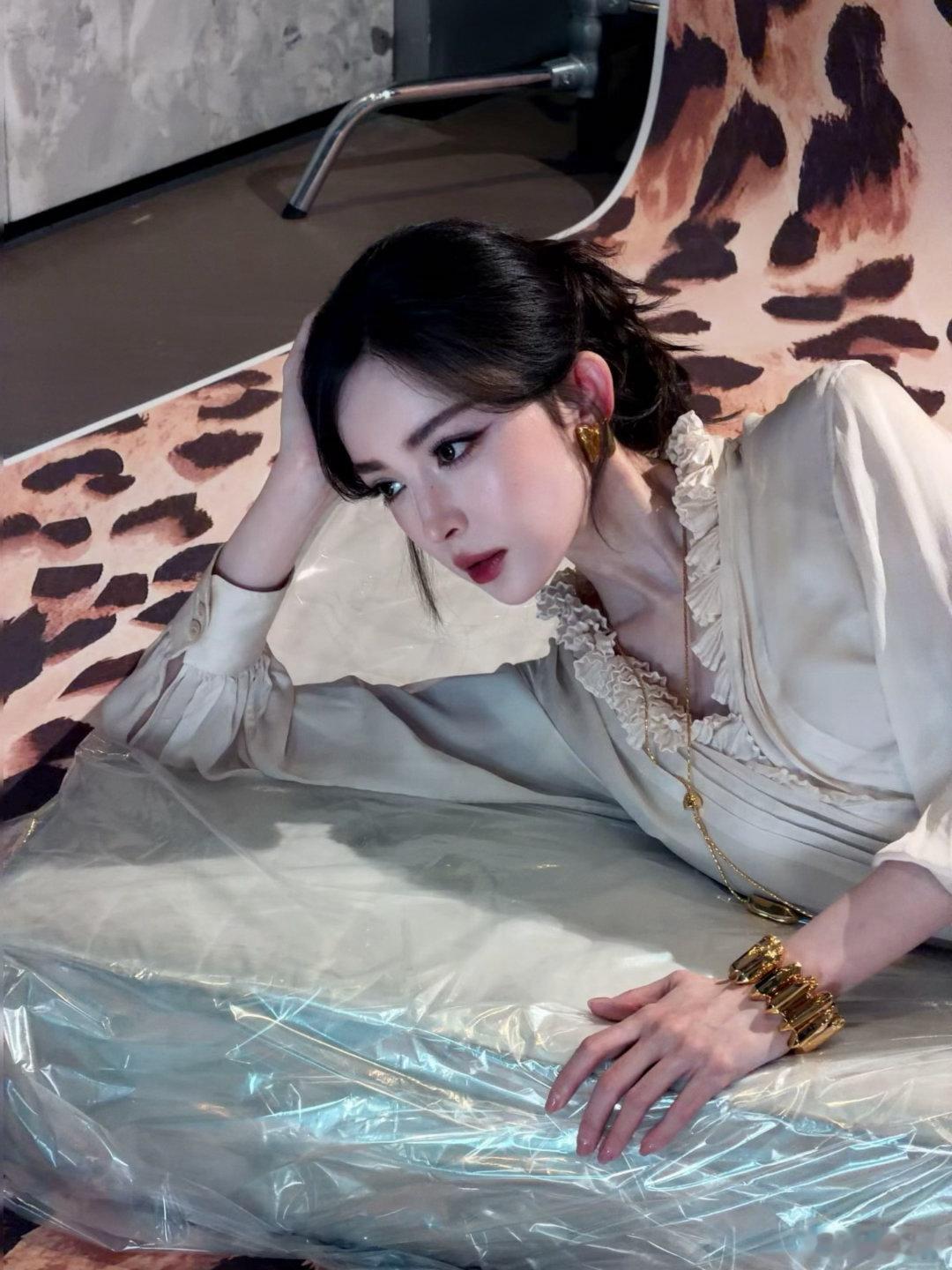 娜扎自带异域美女的气质娜扎清冷又精致 娜扎这组写真把异域美人的气质焊死了！柔雾雀