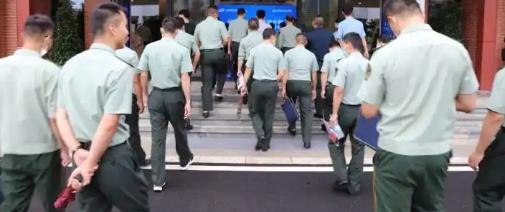 连部队如今都这么卷了？明明服役满12年就能带编转业，大批老班长却宁可硬挺到16、