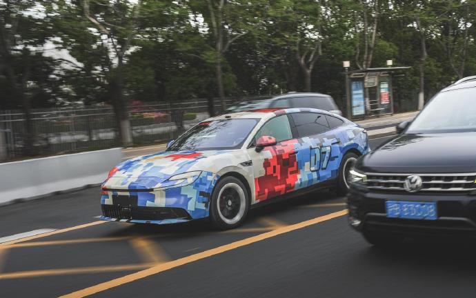 刚刚注意到，一组疑似MG 07的工程路试谍照流出，虽然新车披着厚重的伪装，但核心