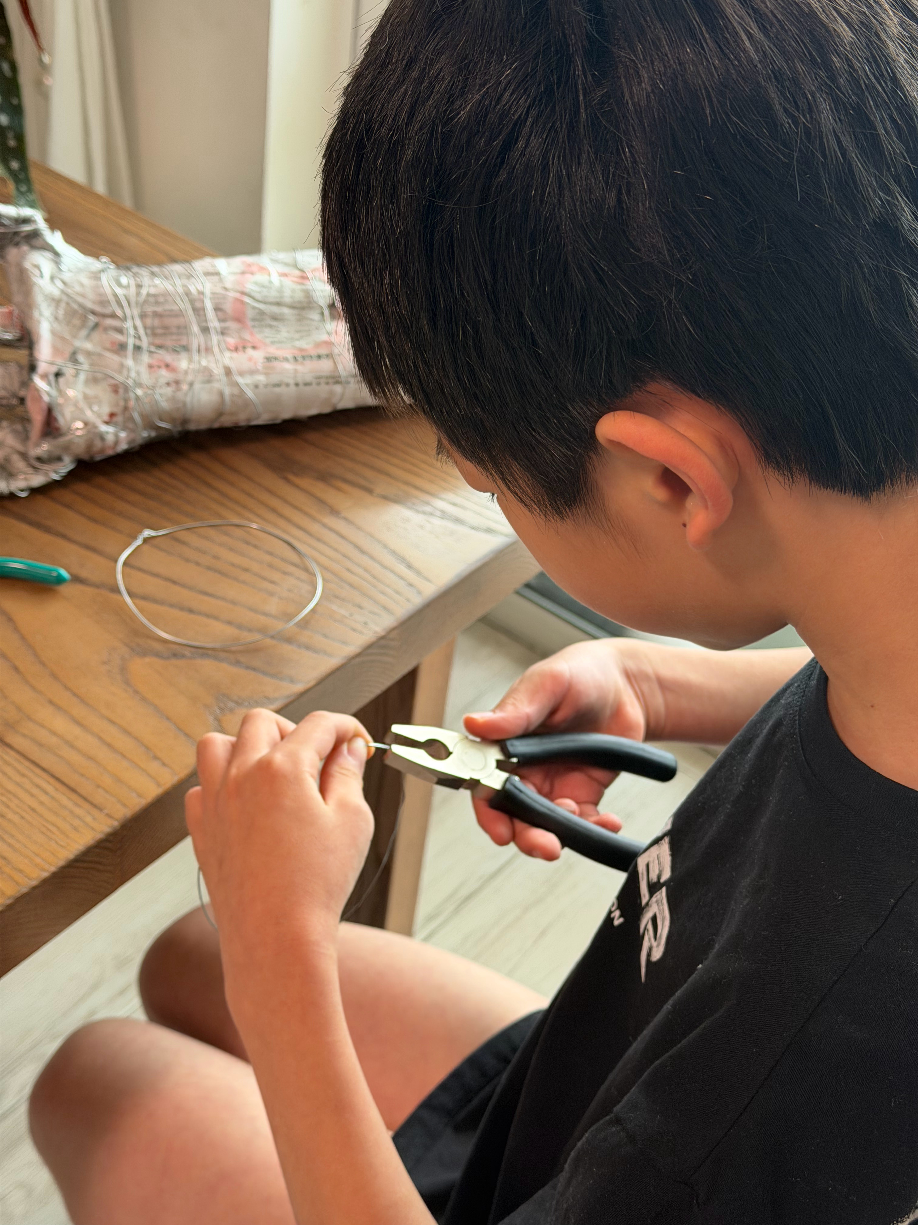 道具师材料到了，开始搞钢丝骨架手臂。这一天天忙活得。小学生小添