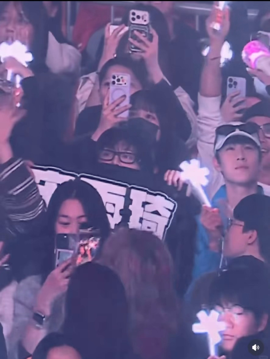 范丞丞李昀锐举宋雨琦手幅范丞丞李昀锐给宋雨琦举手幅诶哟我们特别好的跑男团！范丞丞