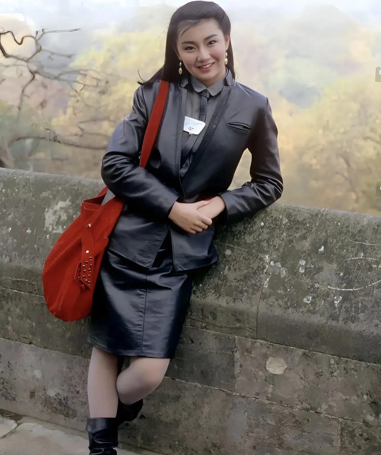 83年的张曼玉好美，犹如一朵绽放的雪莲花。#娱乐# #明星#