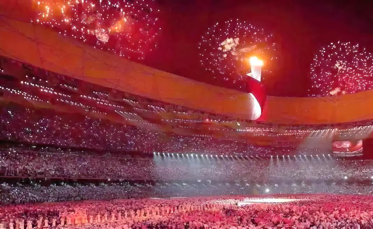 在历届奥运开幕式里，我始终偏爱2008年北京夏季奥运会开幕式。那个夜晚，鸟巢化作