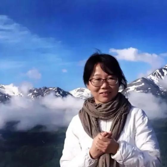 《我的阿勒泰》爆火后，45岁的李娟成了“松弛感天花板”。

曾辍学当女工、牧民用