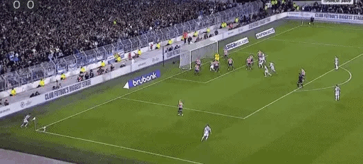 阿根廷队的进球，帅爆镜了！[赞]可惜的是梅西在替补席，[捂脸]德保罗角球精准狠，