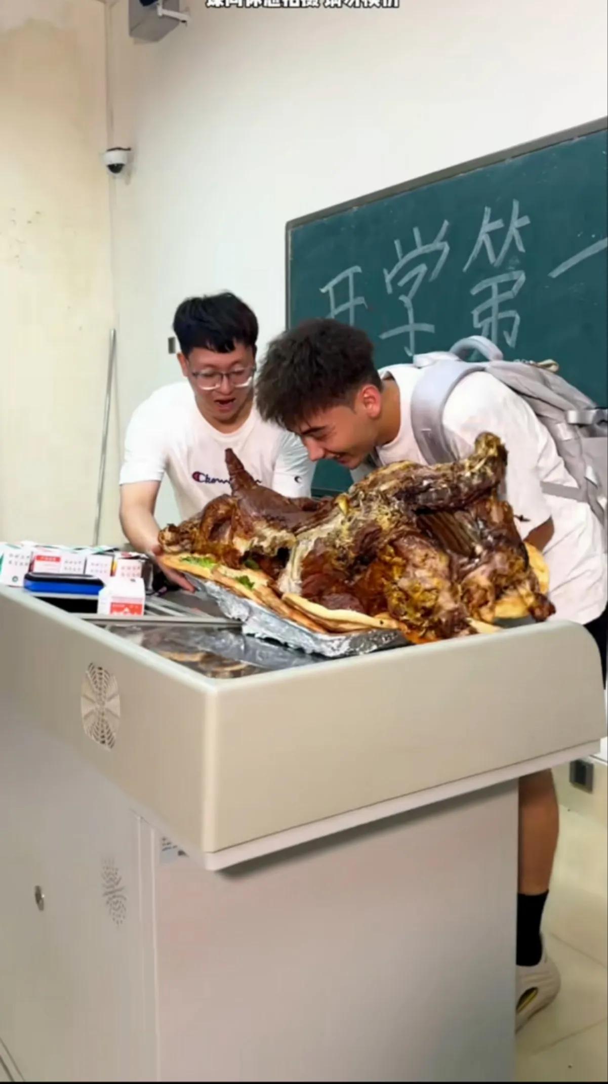 开学第一天，阿卜杜拉就迟到了，众目睽睽之下，他抬着一只烤全羊进了教室，老师叫他介