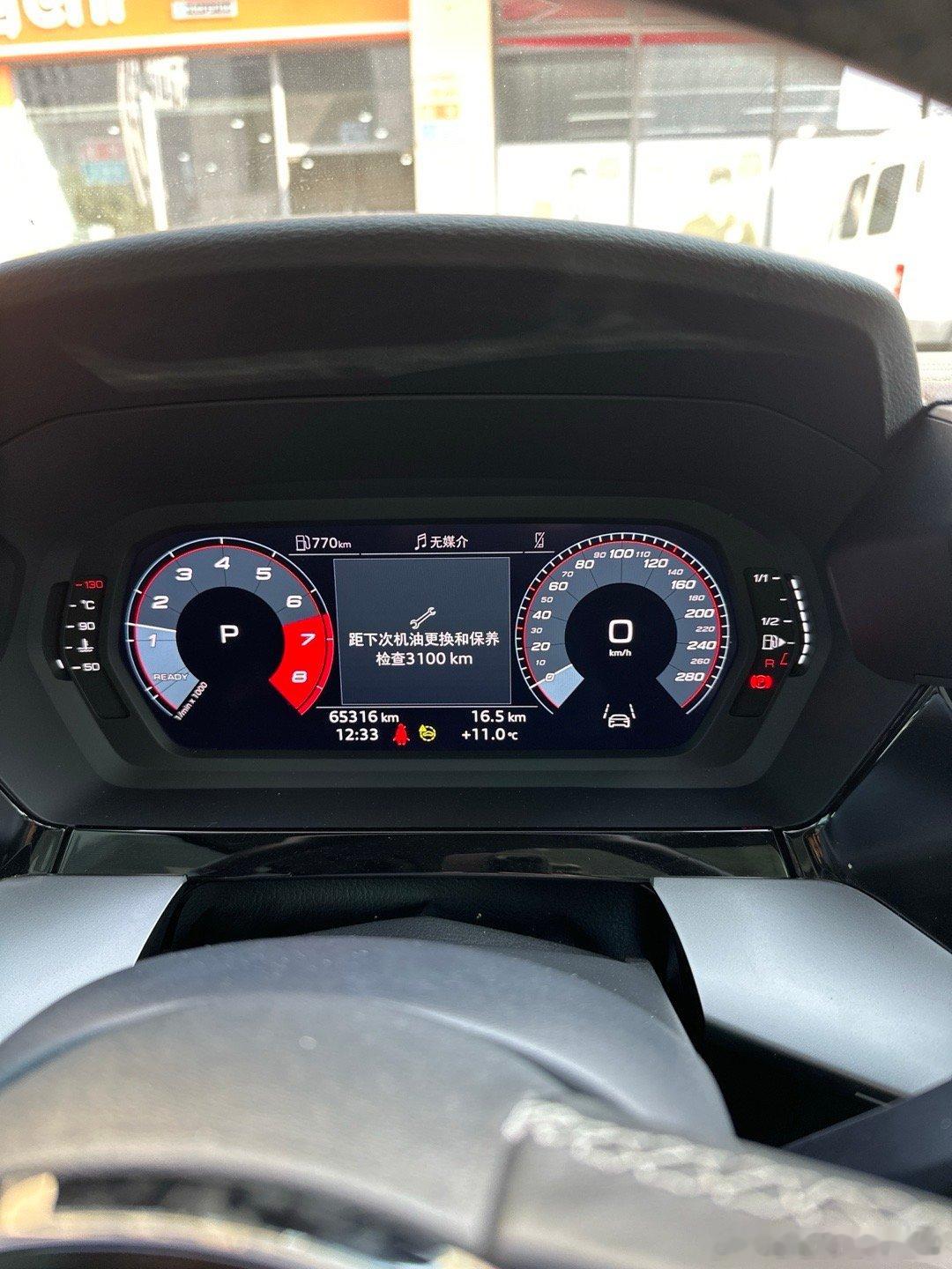 奥迪a3l 借个这小车开开，可以说是高尔夫换壳。但是也不能这么看，毕竟用料和调教