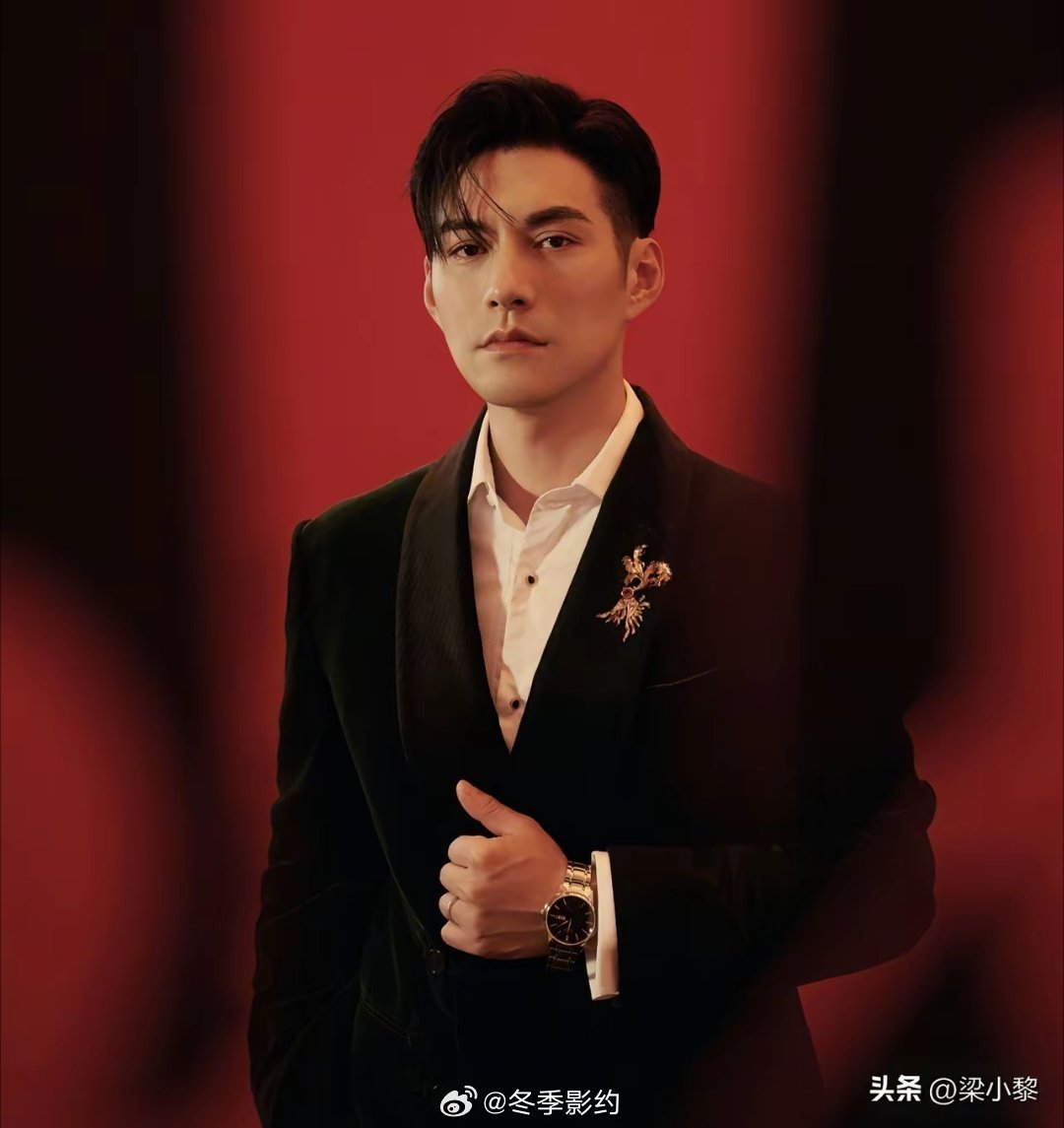 主持人问严屹宽:“没工作的时候，你在家一般都是干什么？”严屹宽说:“在床上躺着。