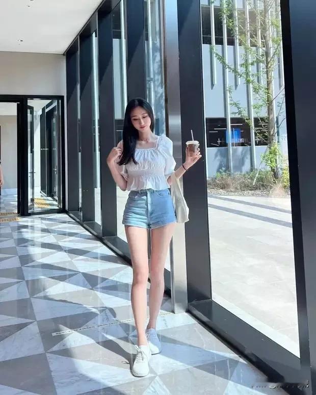 夏日清爽穿搭，轻松出街，咖啡相伴！🌞☕️👗👖👟


明白！

-----