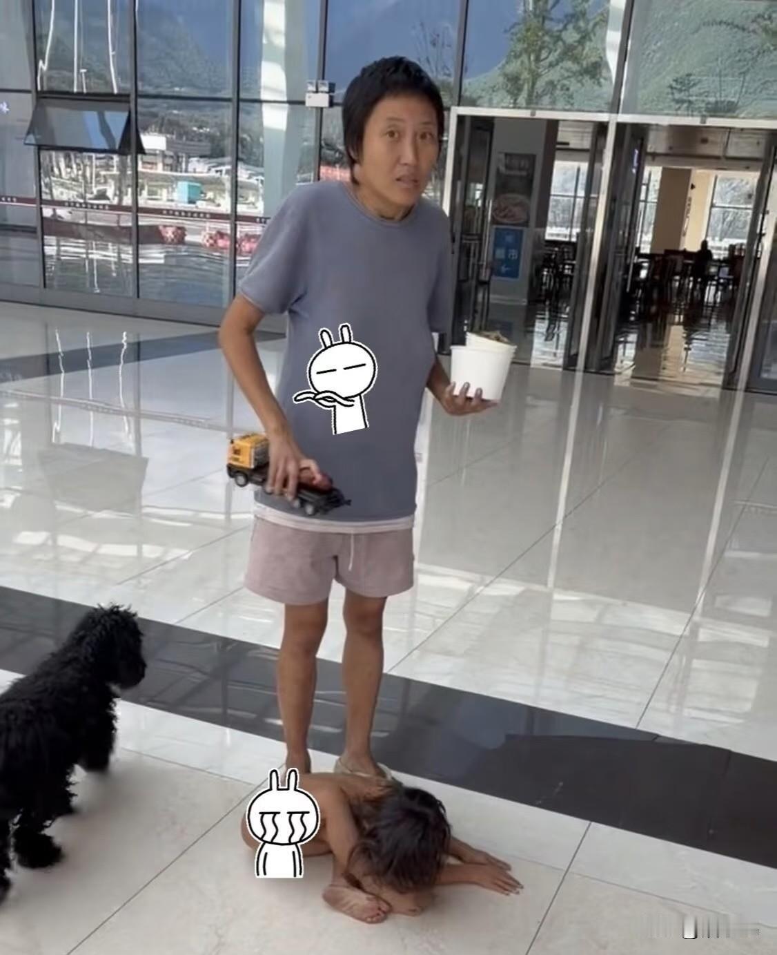刷到野人小孩，
别光盯着没穿衣服的娃了，旁边那位女士才更该被留意！
 
以前农村
