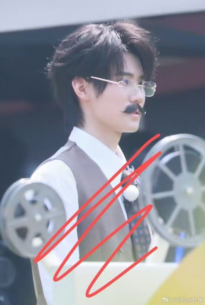 张真源贴胡子 张真源带胡子 张真源你你你🤣🤣 