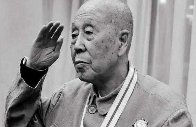 1943年，八路军营长受了重伤，治了1年，动了7次手术都没好，上级决定送他去延安