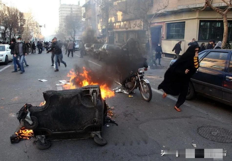 伊朗多地爆发社会骚乱，从德黑兰蔓延至多座城市，商户罢工、民众示威，局势持续发酵。