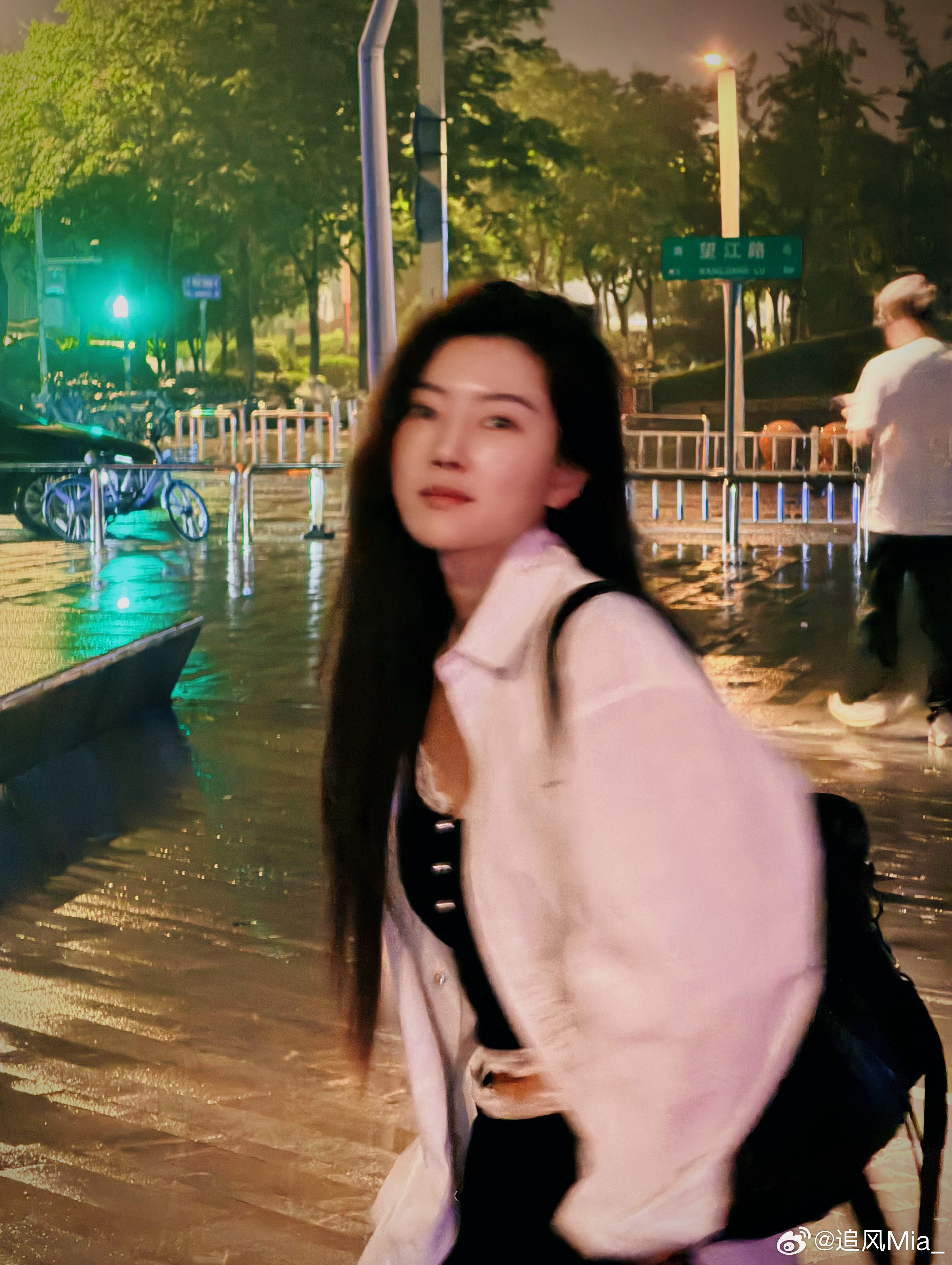mia的plog时刻 深夜到达南京饿到模糊 南京