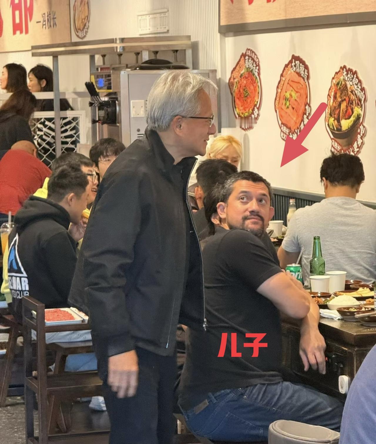 英伟达总裁黄仁勋在美国一家华人餐馆吃火锅，他的儿子黄胜斌也在，父子俩都是这家店的
