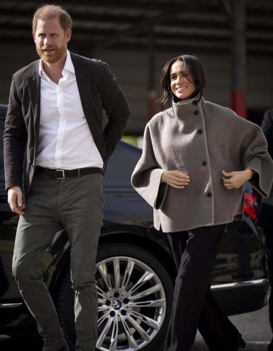 摇摇欲坠的王室，丑闻不断，急需哈里王子和梅根回归拯救他们？
哈里王子在寻求安保特