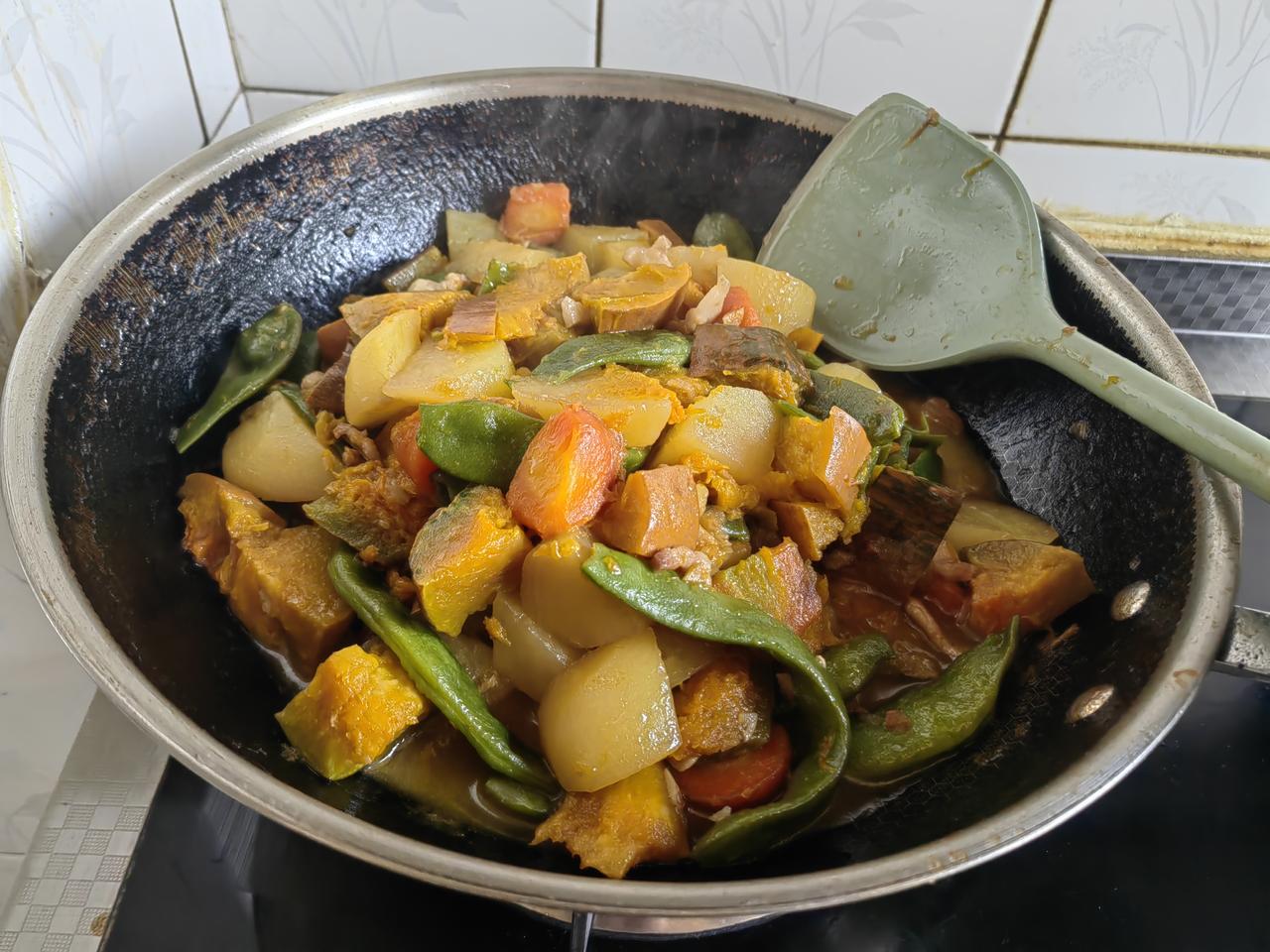 今天中午给孩子们做了一锅乱炖，没想到吃得就剩点汤。
都是我们从老家带来的不花钱的