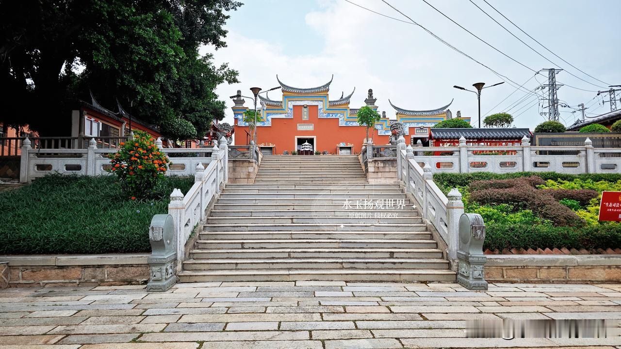 很多人来侯官村，直奔闽江边看江景，很容易就错过半山腰的侯官城隍庙。说实话，它不算