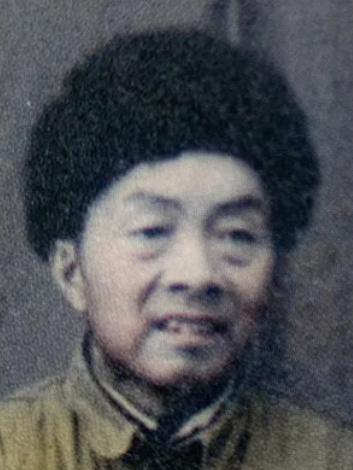 1935年长征途中，开国上将刘亚楼的警卫员谢志坚因病滞留在甘肃村民家中，外出寻找
