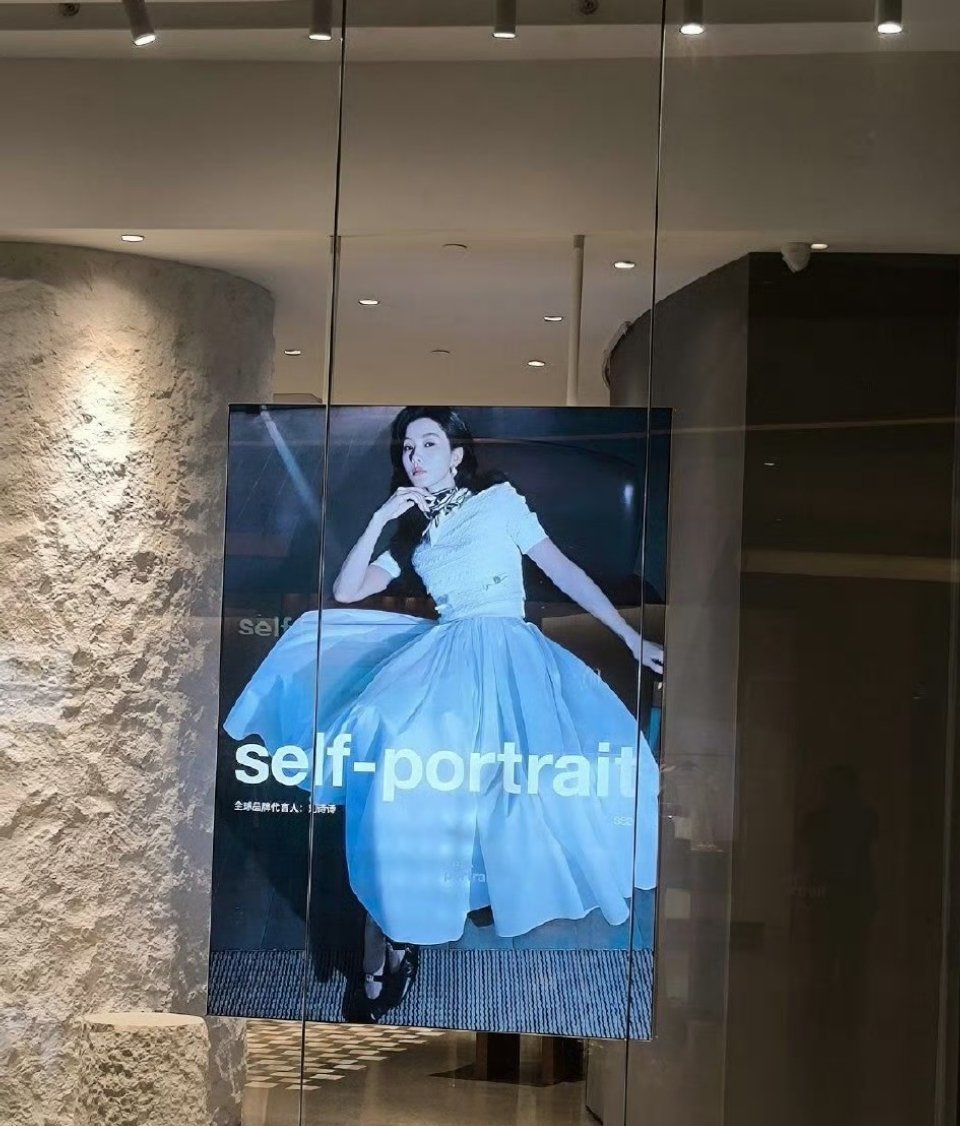 刘诗诗真正的地广富人，self-portrait刚官宣，全球地广就同步跟上，让全