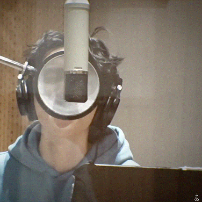 大大的麦克风后是一张好清秀的脸🤲所以是小凯哥哥还是小凯宝宝王俊凯 演唱会