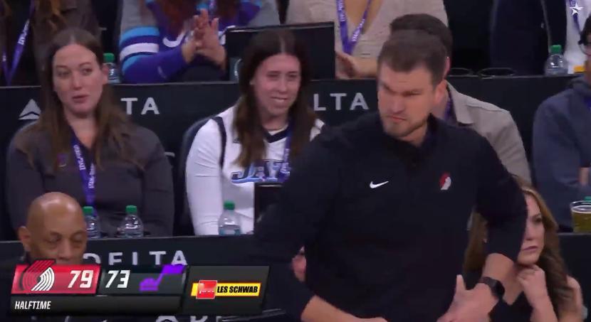 克林根上去的效果都远不如杜普里斯，他刚上去，爵士队内线就开火了，这种比赛打出来，