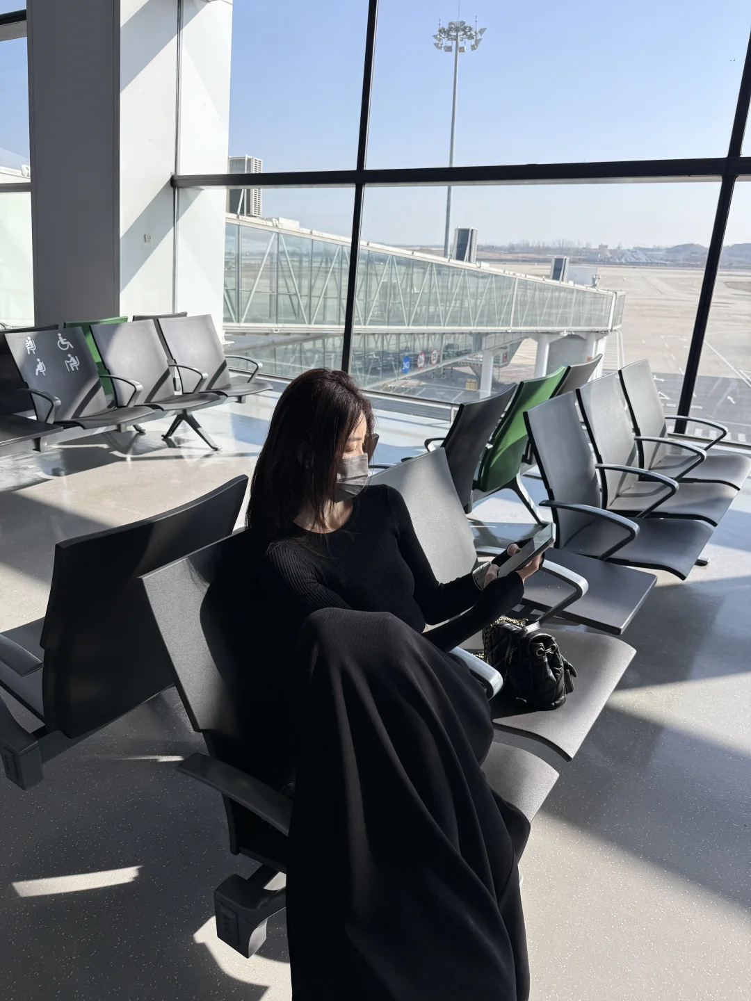 机场随拍✈️✈️ 瀑布一样的115cm黑伞裙