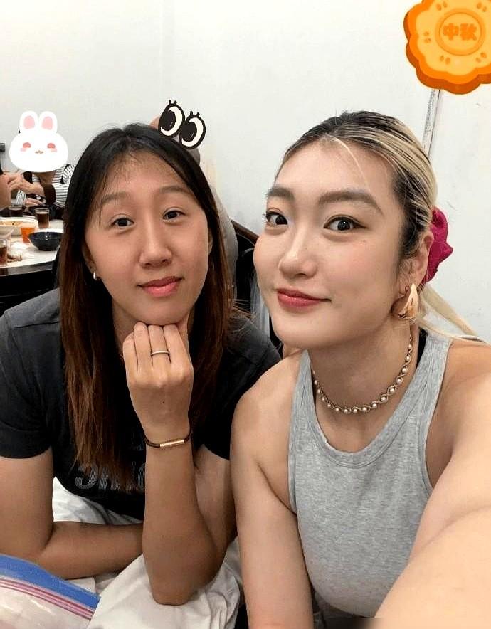 一张普通的中秋生活照，硬是把评论区炸出了满屏的心酸。

没了那个身高1米83体重