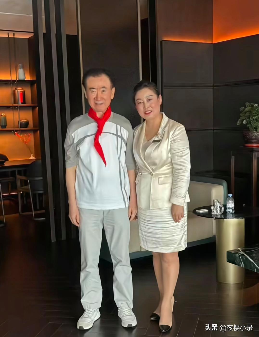 71岁王健林现身哈尔滨市一家酒店吃饭，他的外表苍老了好多，面相变得很奇怪，脖子上