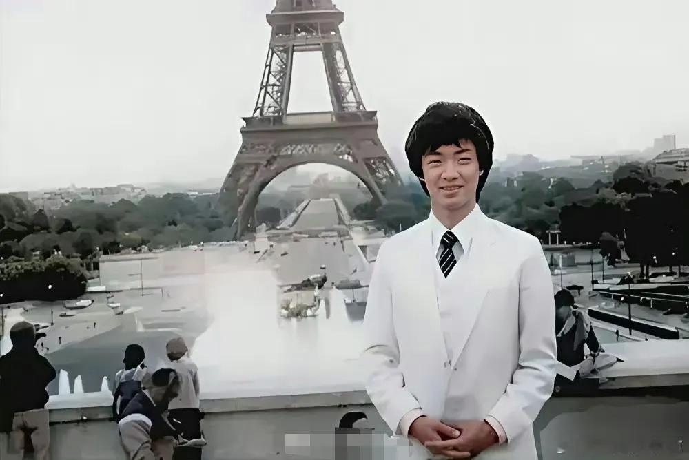 著名节目主持人、舞蹈家金星的早期照片，非常珍贵，那时候，应该还是他吧？