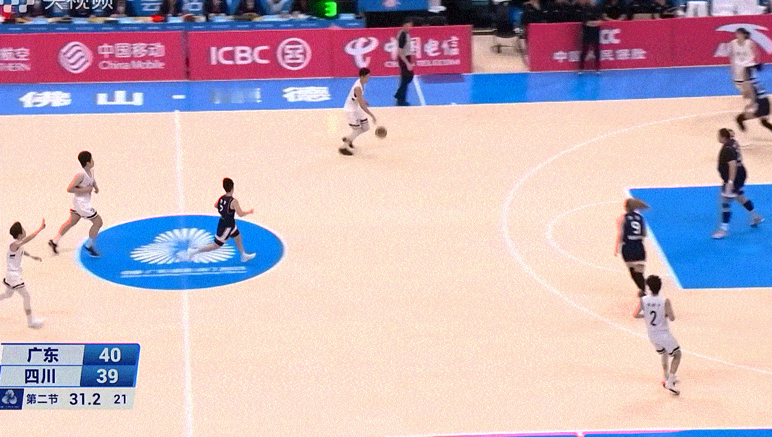 黄思静这三分真帅！投得坚决又果断，老将真不容易啊，上半场是不是1秒钟没歇？