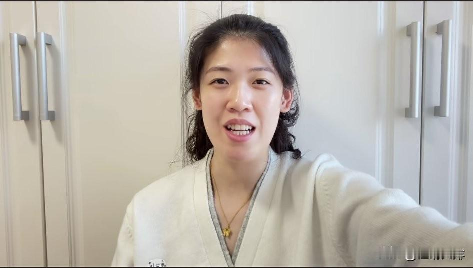 李盈莹当务之急得两件事！

一是按照程序做康复训练，争取延长自己的职业生涯！
