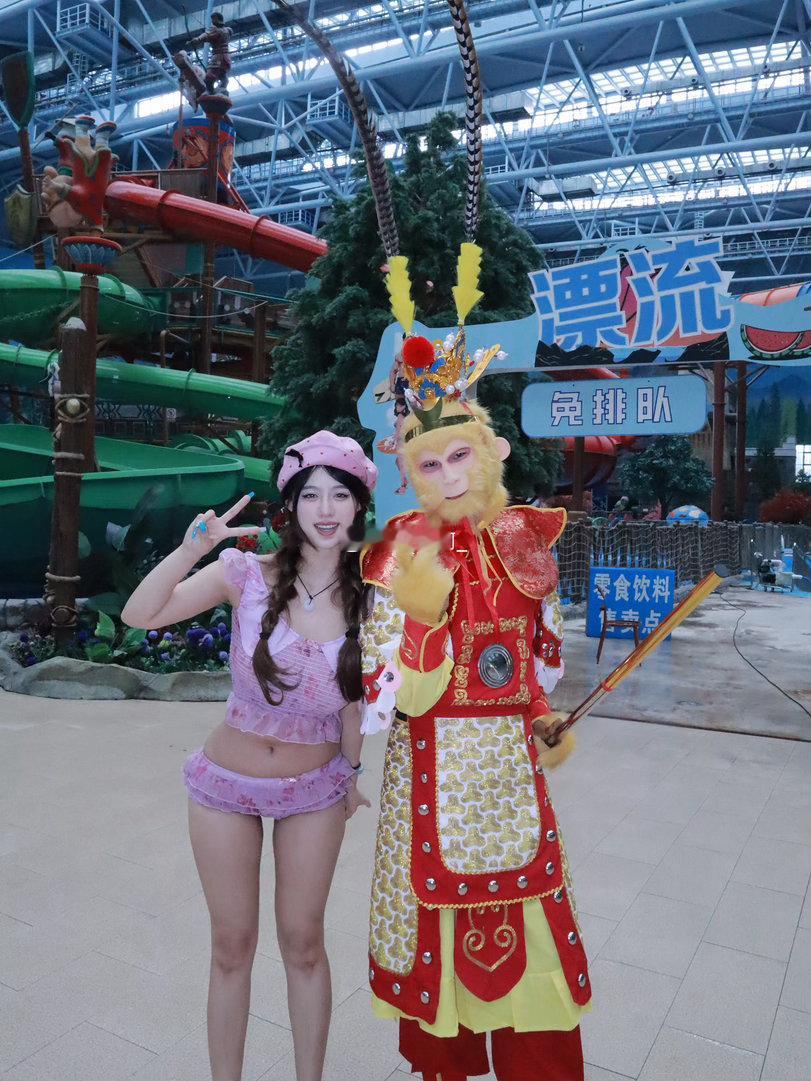 猴哥出现在泳池很诡异啊哈哈哈哈哈哈