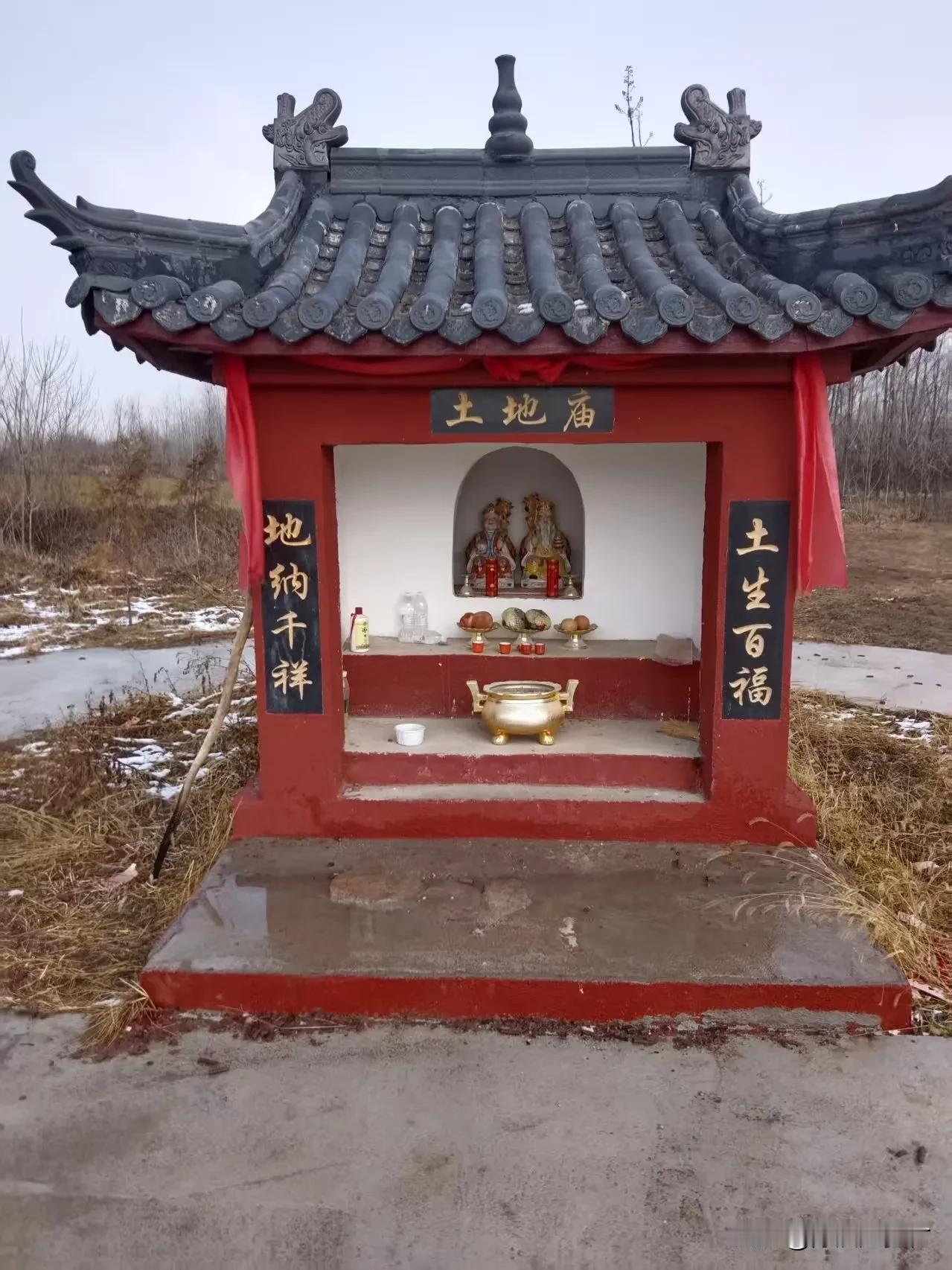最近我们村里正组织村民募捐，就是号召村民捐款建土地庙。你还别说，这个想法一提出，