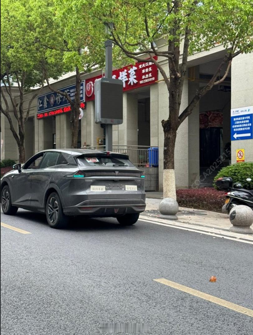 深蓝S07华为乾崑激光版在重庆路测啦，车上那盏标志性小蓝灯一亮，辨识度直接拉满！