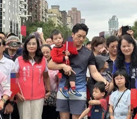 超可爱！蒋万安带二子参加升旗路跑　不哭不闹跟着唱歌

台北市政府于早上7时于市民