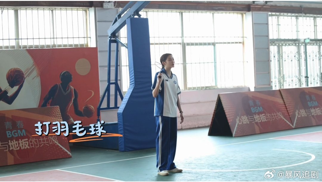 关晓彤片场大小练好身材从来没有捷径，看晓彤片场抽空锻炼，瞬间觉得我躺着刷手机好惭